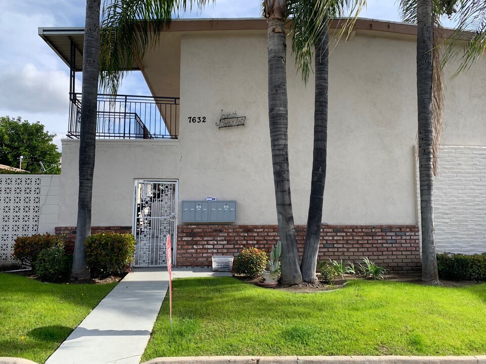 Spanish Gate in Whittier, CA - Foto de edificio