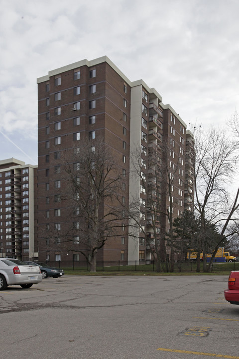 Willow Walk Estate in Mississauga, ON - Building Photo