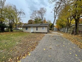 8122 Howard St in Portage, MI - Building Photo