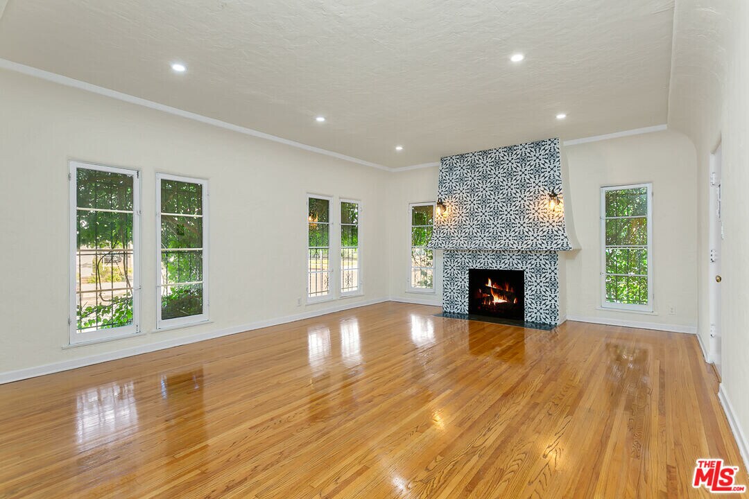 369 N Stanley Ave in Los Angeles, CA - Building Photo
