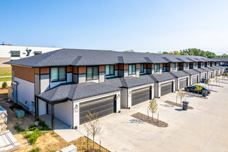 Townhomes at Tanglefoot Crossing in Bettendorf, IA - Building Photo - Building Photo