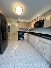 2S 772 Jamestown Trail in Oak Brook, IL - Building Photo - Building Photo
