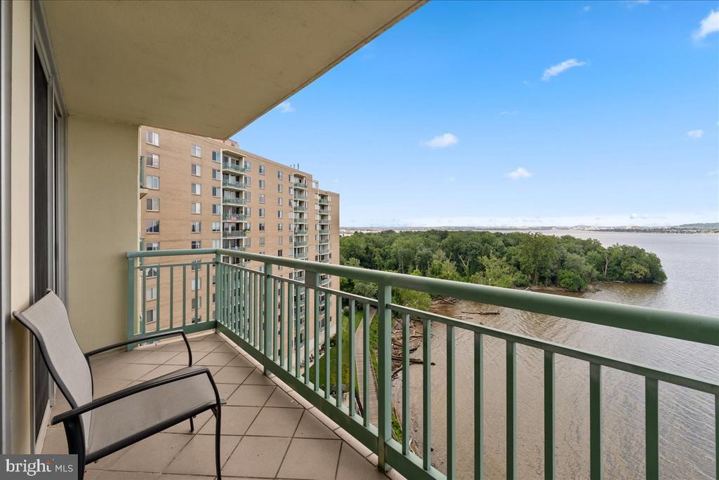 501 Slaters Ln in Alexandria, VA - Building Photo