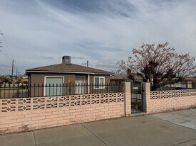 711 Windy Pass in Barstow, CA - Building Photo