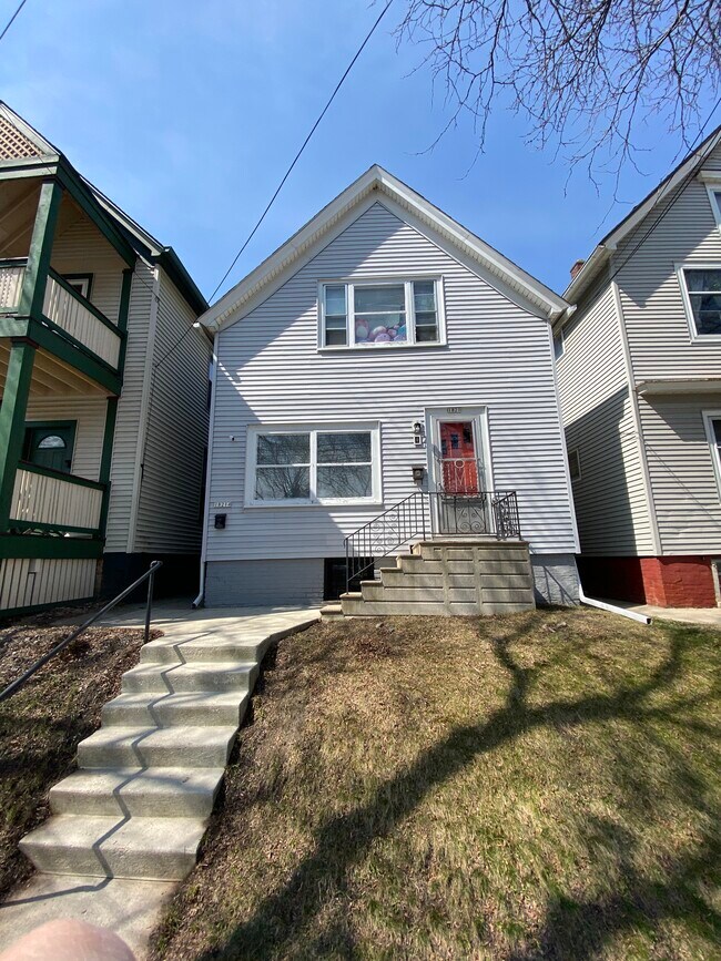1821 N Astor St, Unit Lower in Milwaukee, WI - Building Photo - Building Photo