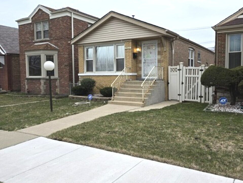 8942 S Cornell Ave in Chicago, IL - Building Photo