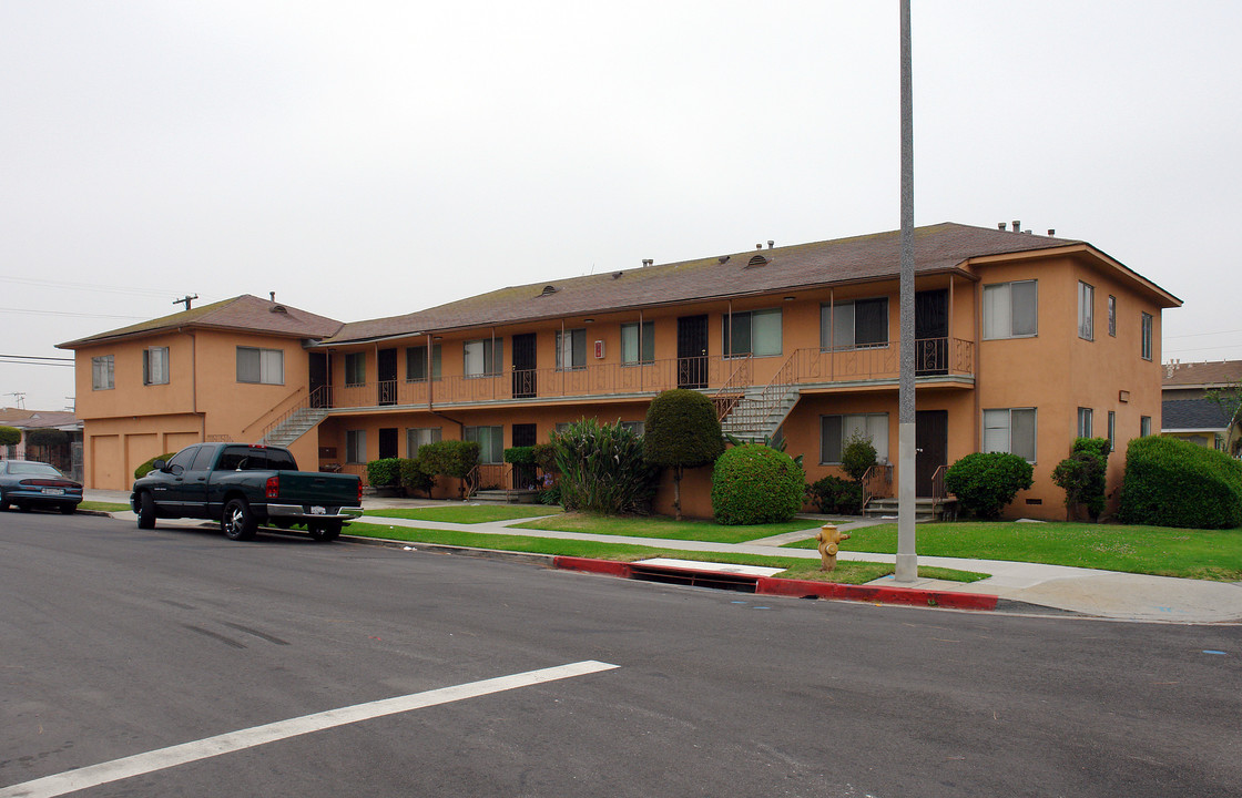 13306 S Vermont Ave in Gardena, CA - Building Photo