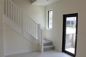 4272 NW 82nd Ave in Doral, FL - Building Photo - Building Photo