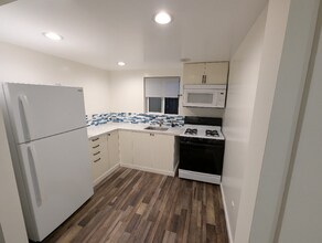 7500 Yarmouth Ave in Los Angeles, CA - Building Photo - Building Photo