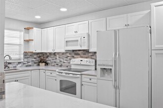 5900 NW 44th St in Lauderhill, FL - Foto de edificio - Building Photo