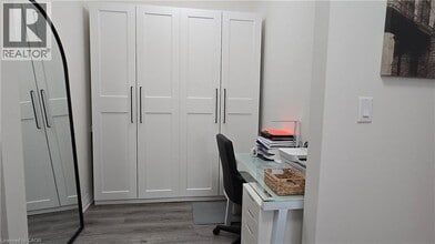 10 Concord Pl in Grimsby, ON - Building Photo - Building Photo