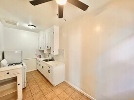 608 S Dunsmuir Ave in Los Angeles, CA - Building Photo