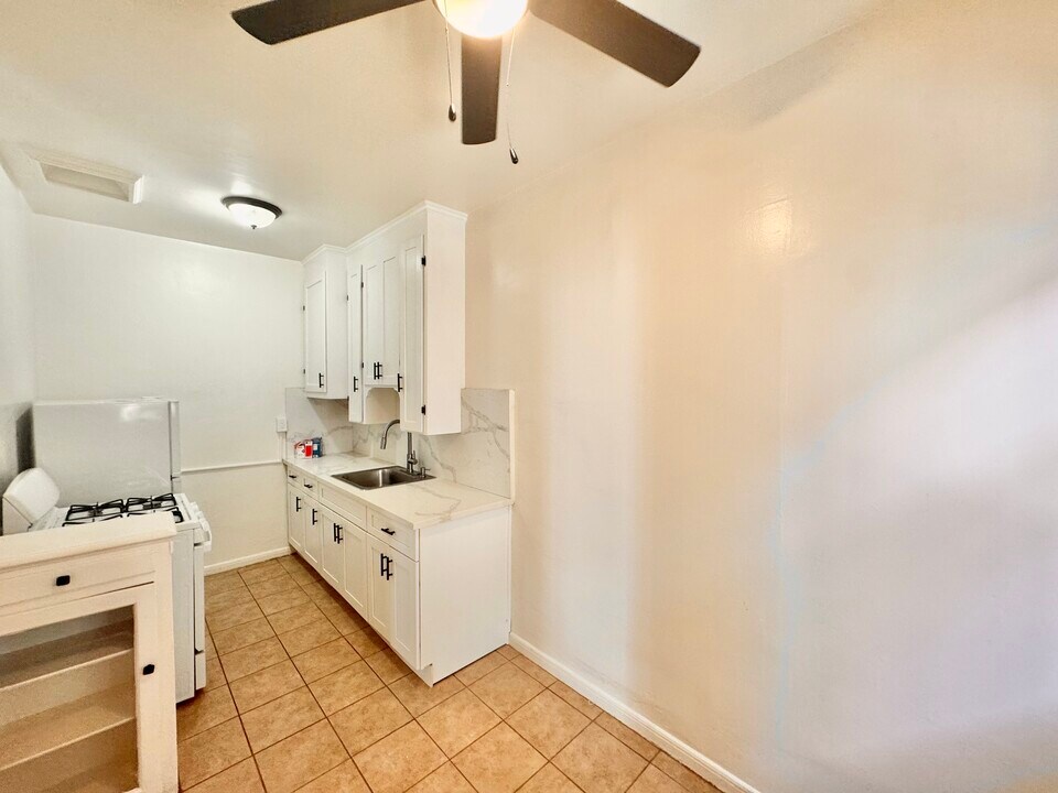 608 S Dunsmuir Ave in Los Angeles, CA - Building Photo