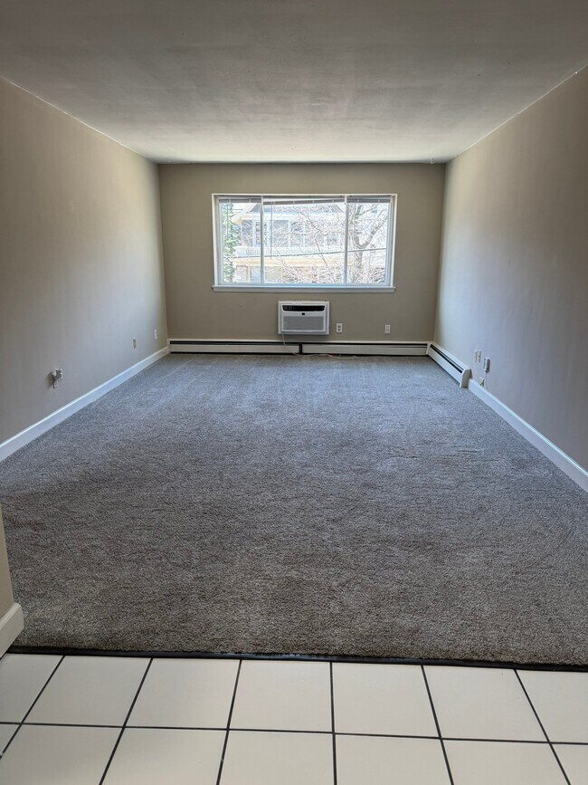 2260 N Summit Ave, Unit 106 in Milwaukee, WI - Foto de edificio - Building Photo