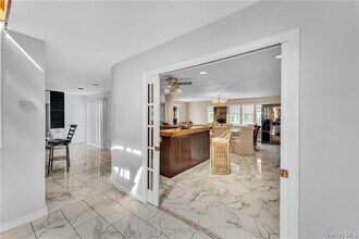 17 Mowbray Ave in Bay Shore, NY - Building Photo - Building Photo