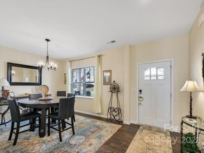 230 Marathon Ln in Candler, NC - Foto de edificio - Building Photo