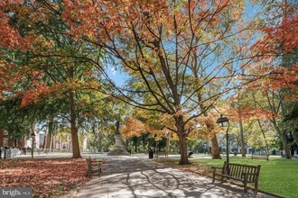 704-6 S Washington Square in Philadelphia, PA - Building Photo - Building Photo