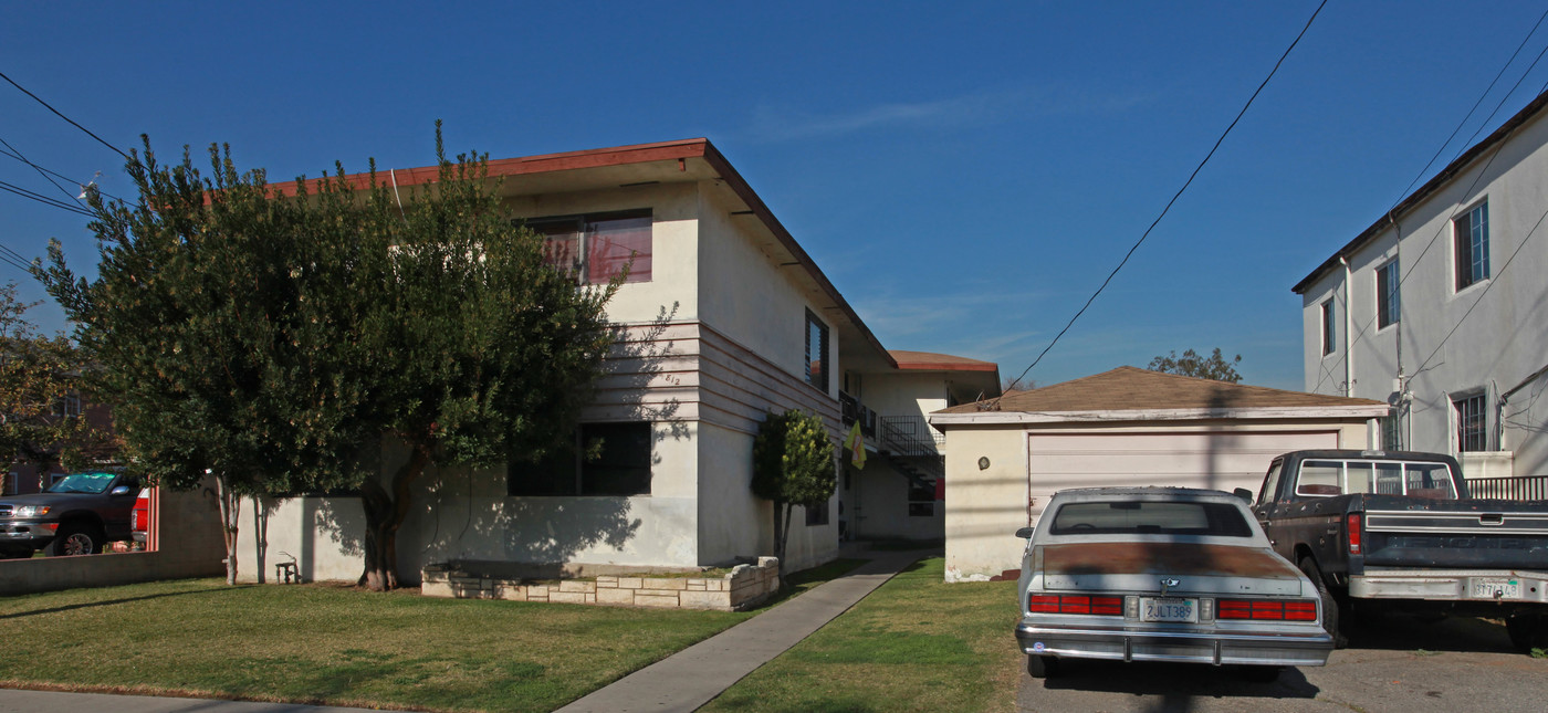 812 W Mines Ave in Montebello, CA - Foto de edificio