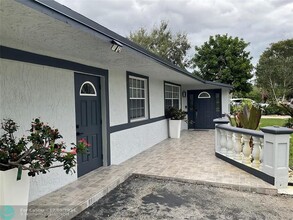 4795 NW 4th St in Plantation, FL - Building Photo - Building Photo