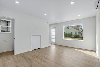 5705 NE Cesar E Chavez Blvd, Unit 5705 B in Portland, OR - Foto de edificio - Building Photo