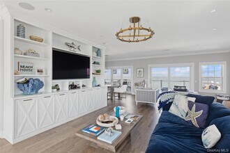 39 Shinnecock Rd in Southampton, NY - Building Photo - Building Photo