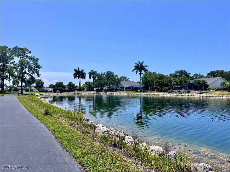 820 New Waterford Dr in Naples, FL - Building Photo