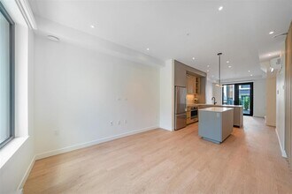 606 Foster Ave in Coquitlam, BC - Building Photo - Building Photo