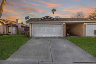7409 Village Green Dr in Stockton, CA - Building Photo