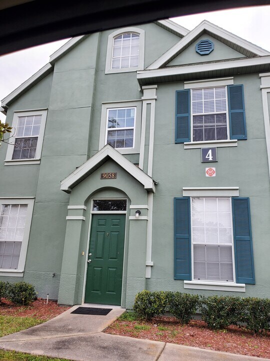 9058 Lake Chase Island Way in Tampa, FL - Foto de edificio