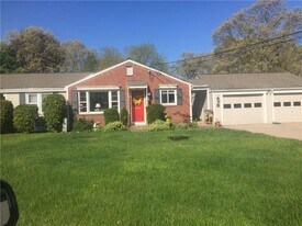 11 Rutherford Ct in Warwick, RI - Building Photo