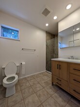2134 Waverly Pl N, Unit 201 in Seattle, WA - Foto de edificio - Building Photo
