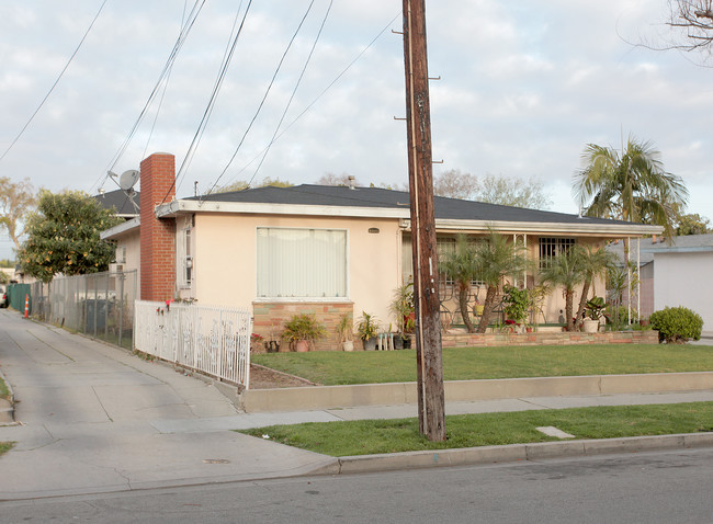 6925 Vinevale Ave in Bell, CA - Foto de edificio - Building Photo