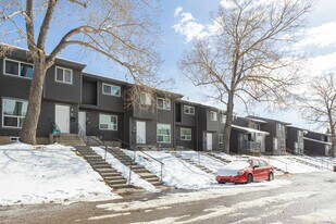 6900 Ranchero Rd NW in Calgary, AB - Building Photo