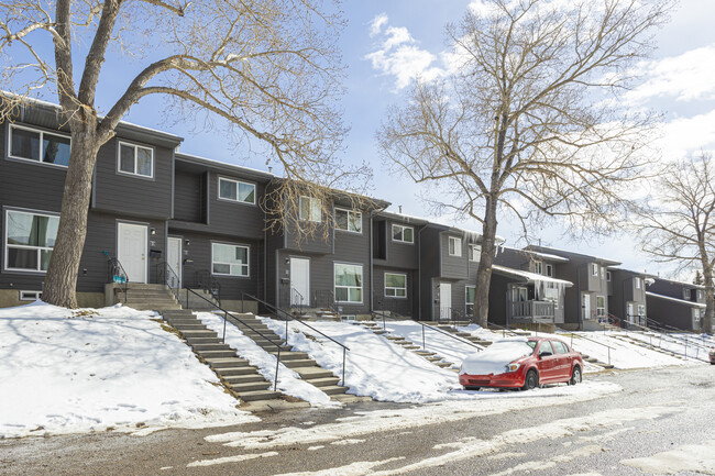 6900 Ranchero Rd NW in Calgary, AB - Building Photo - Primary Photo