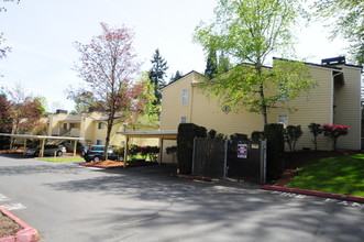 Surrey Downs Apartments in Bellevue, WA - Foto de edificio - Building Photo