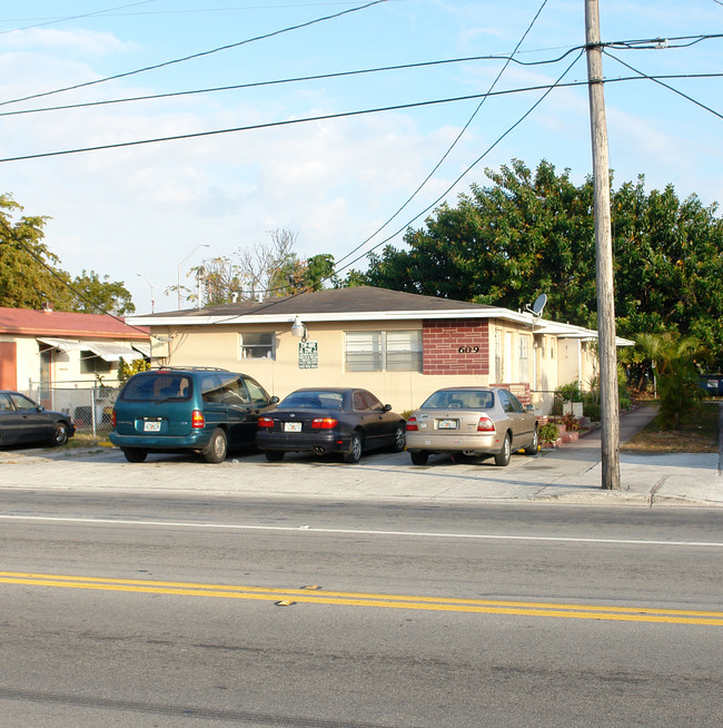 609-617 E 21st St in Hialeah, FL - Building Photo - Building Photo