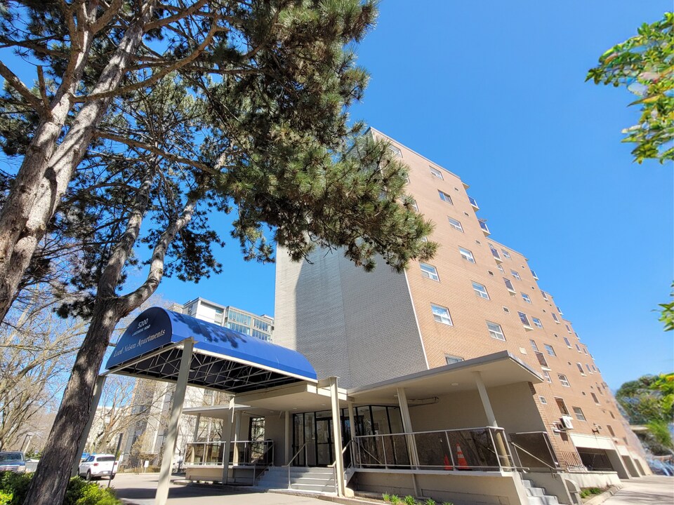 Lord Nelson Apartments in Burlington, ON - Building Photo