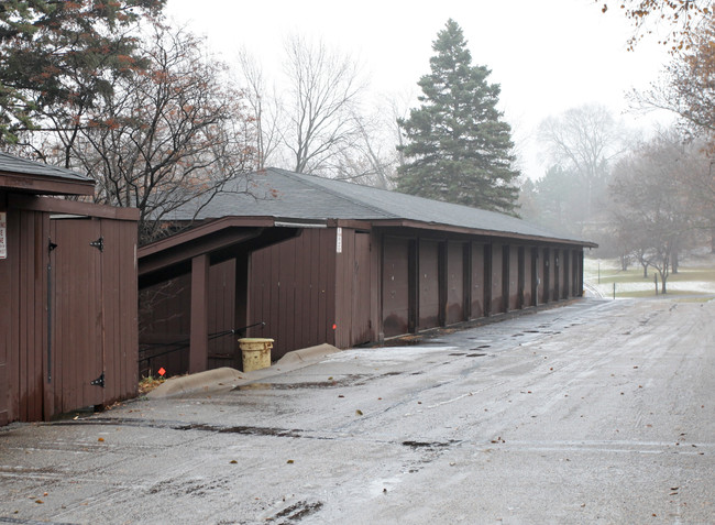 2327 Unity Ave N in Golden Valley, MN - Foto de edificio - Building Photo