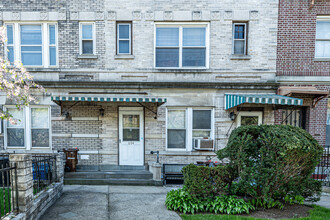 694 Eastern Pky in Brooklyn, NY - Foto de edificio - Building Photo