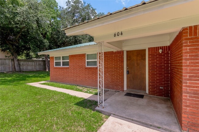 604 Hayman St