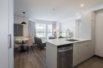 490 Lake Av in Dorval, QC - Building Photo - Building Photo