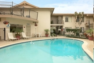 Valle at Fairway in La Mesa, CA - Building Photo - Building Photo