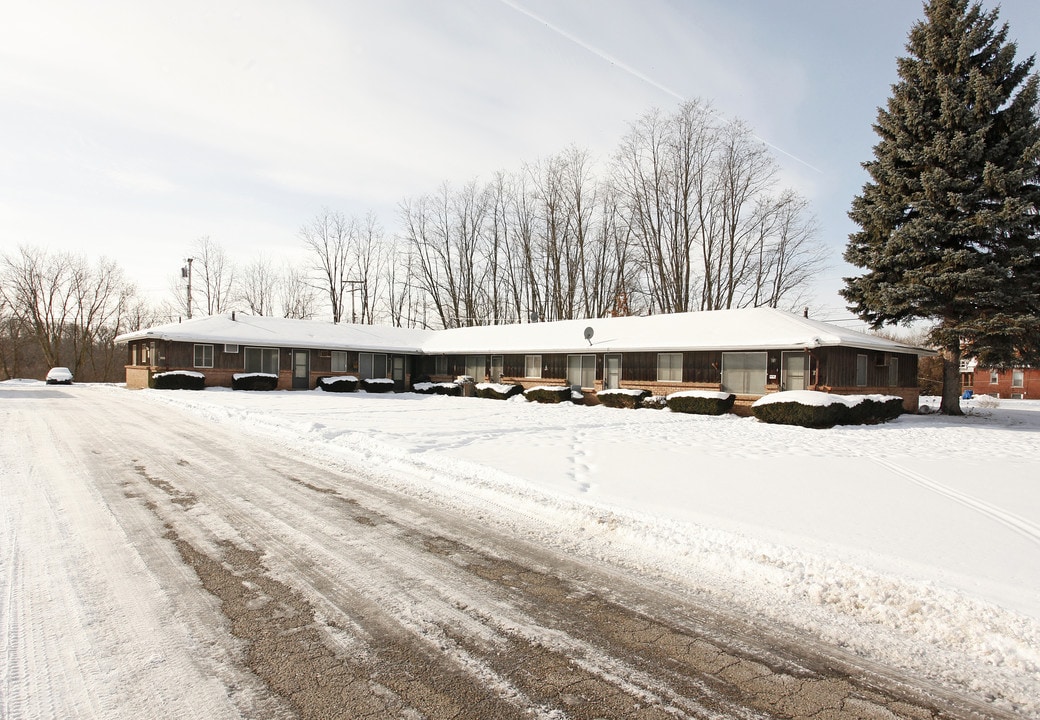 5540-5550 E M-36 in Pinckney, MI - Building Photo