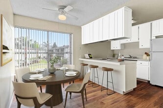 Seawind Apartments in Chula Vista, CA - Foto de edificio - Building Photo