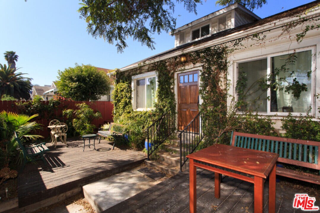 547 Brooks Ave in Los Angeles, CA - Building Photo
