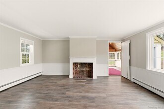 327 W Neck Rd in Lloyd Harbor, NY - Building Photo - Building Photo