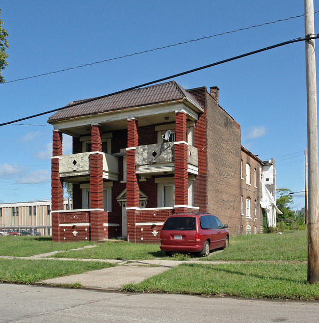 5801 Hawthorne Ave in Cleveland, OH - Building Photo - Building Photo