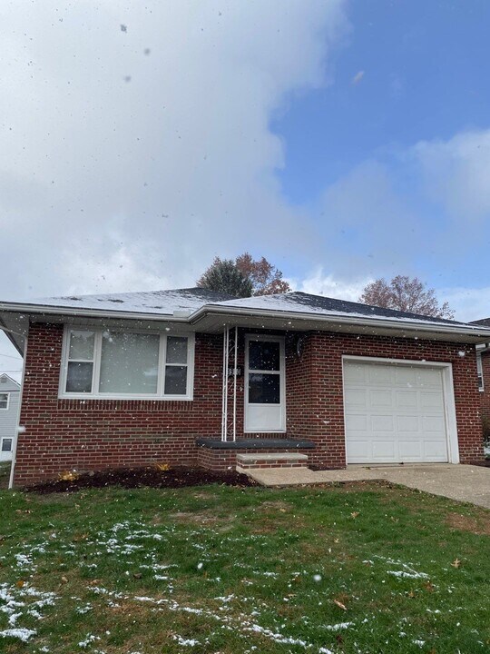 1910 Thornapple Ave in Akron, OH - Building Photo