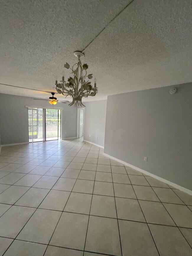 142 NW 91st Ave in Pembroke Pines, FL - Building Photo - Building Photo