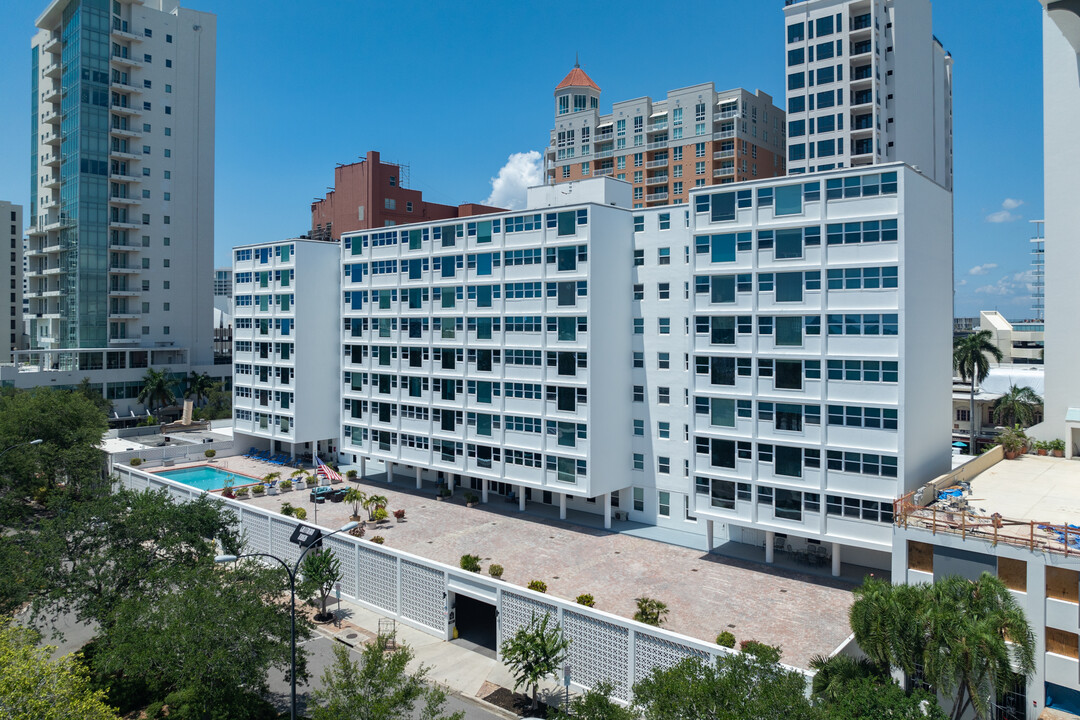 Gulfstream Towers in Sarasota, FL - Building Photo